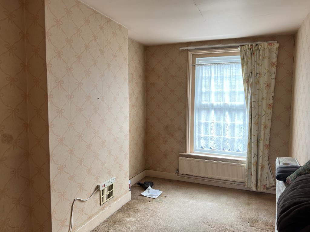Lot: 19 - SEMI-DETACHED HOUSE WITH STRUCTURAL ISSUES - Large second bedroom looking towards front of house